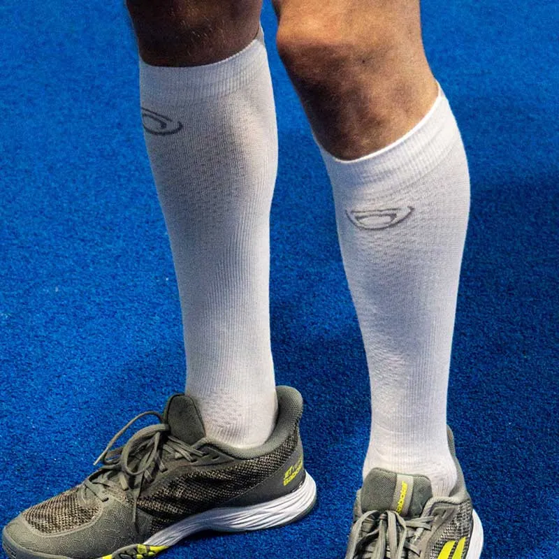 chaussette-compression-padel-blanc-gris (2).webp