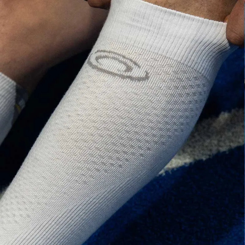 chaussette-compression-padel-blanc-gris (1).webp